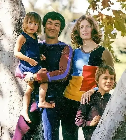 bruce-lee-and-his-wife-linda-with-their-children-shannon